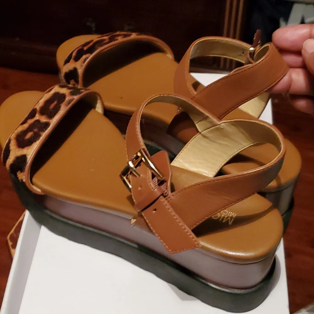 Mk sandals in size  7 new neve been used. - Picture 4 of 4